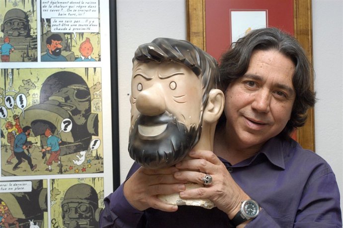  Jordi Tardà Con Un Busto Del Capitán Haddock
