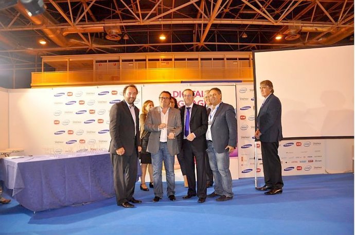 Los Responsables De Icon Multimedia Reciben Su Galardón