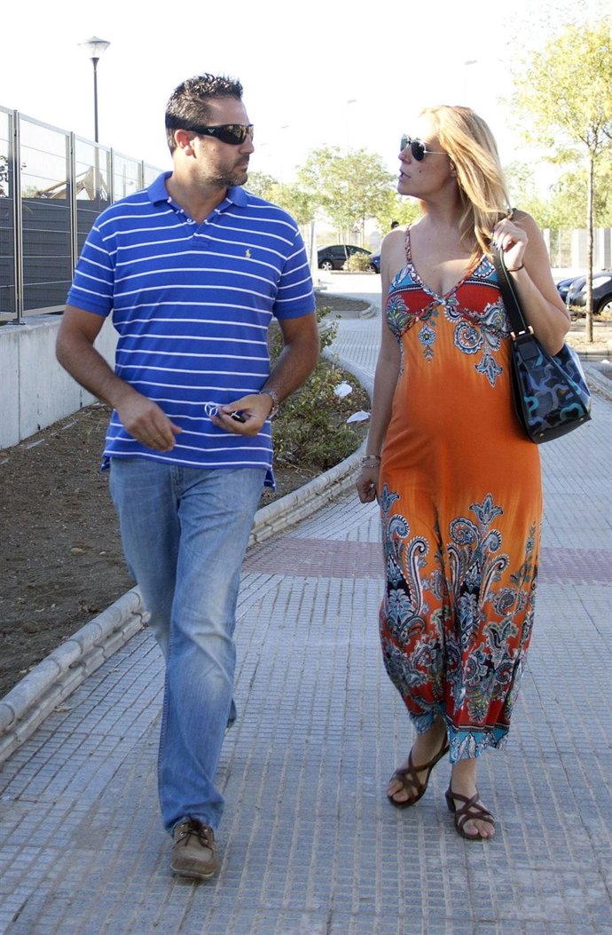 Chayo Mohedano Y Su Marido Andando Por La Calle