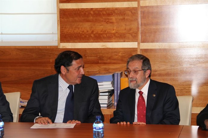 El Consejero De Sanidad Y El Rector De La UVA