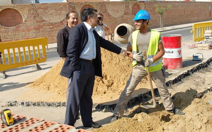 El Diputado Socialista Javier Barrero Visita Las Obras Del PFEA En Hinojos.