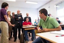 Monago Visita Un Colegio