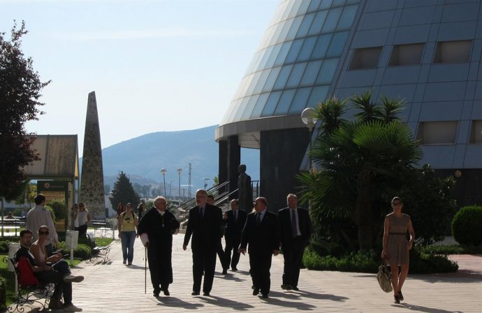 Ávila Llega A La UJA Junto Al Rector, Manuel Parras, Y Otras Personalidades.