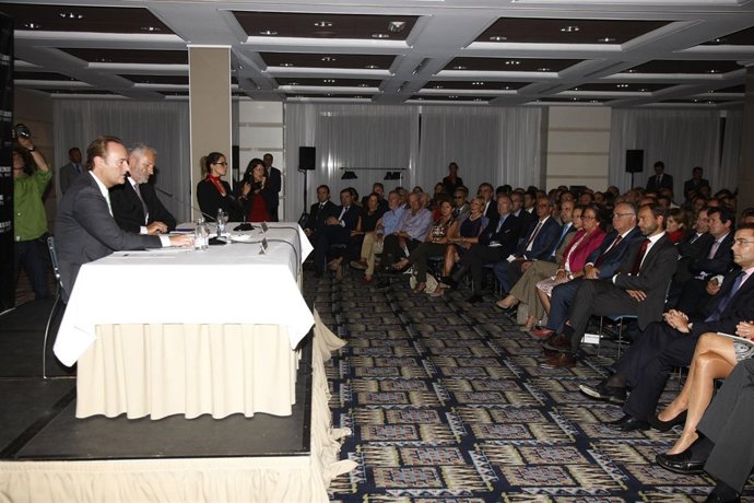 Fabra Pronuncia Una Conferencia En El Club De Encuentro Manuel Broseta.