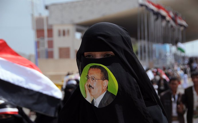 Una Mujer Luce Una Foto Del Presidente De Yemen, Salé