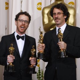 Los hermanos Coen posan con sus Oscar por 'No es país para viejos'