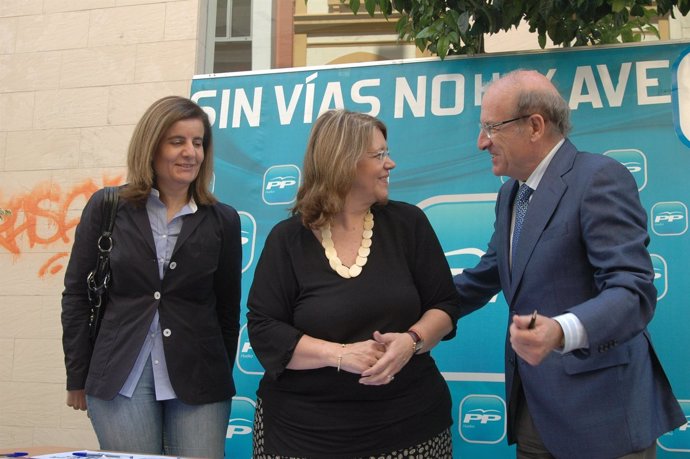 Elvira Rodríguez, en el centro, con compañeros del PP andaluz