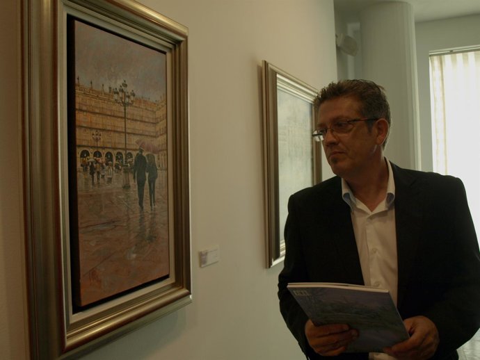 El Pintor Antonio Varas Contempla Una De Sus Obras Expuestas En La Salina