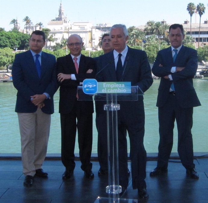 Javier Arenas, Junto A Otros Miembros Del PP, Hoy En Sevilla