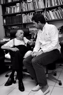 Hugo Fontela Conversa Con Óscar Niemeyer. 