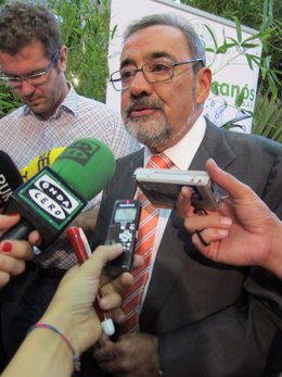 El Presidente De Cierval, José Vicente González, Atiende A Los Periodistas.