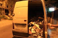 Sorprenden a tres personas mientras robaban papel y cartón de un contenedor de reciclaje