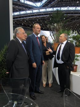 Vicente Peris, Fabra Y Maritina Hernández Hablan Con Un Expositor De Iberflora.