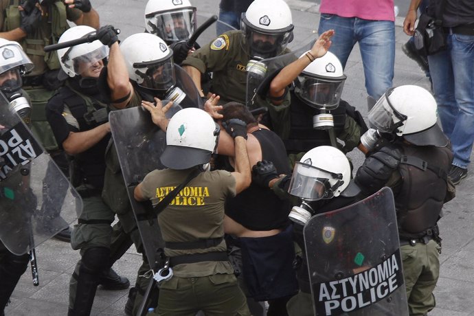 Manifestantes Y Policía Se Enfrentan En Atenas (Grecia)