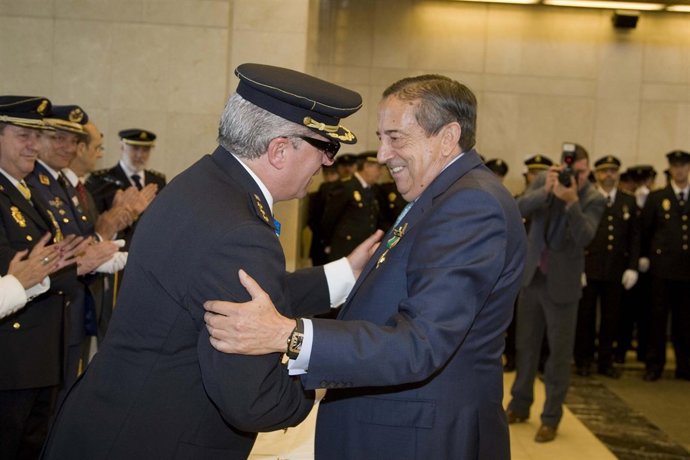 Fermín Lucas Recibe La Cruz Blanca Al Mérito Policial