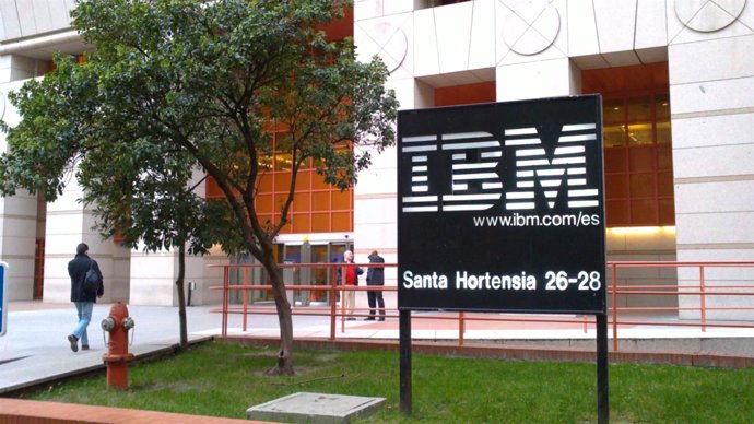 Entrada Del Edificio De IBM En Madrid 