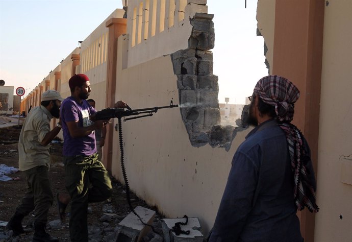 Combatientes Del CNT Libio Luchan Dentro De La Ciudad De Sirte