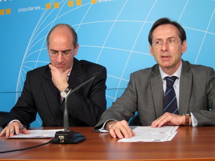 Gonzalo Robles (Derecha) En Una De Sus Intervenciones Públicas