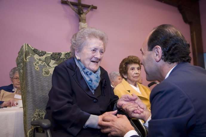 Diego En El Homenaje A Los Mayores De 90 Años