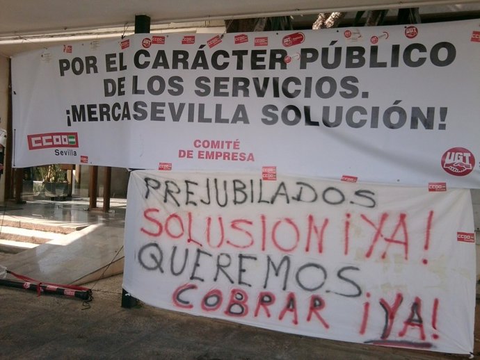 Carteles Instalados Por Los Prejubilados En La Sede De Mercasevilla.
