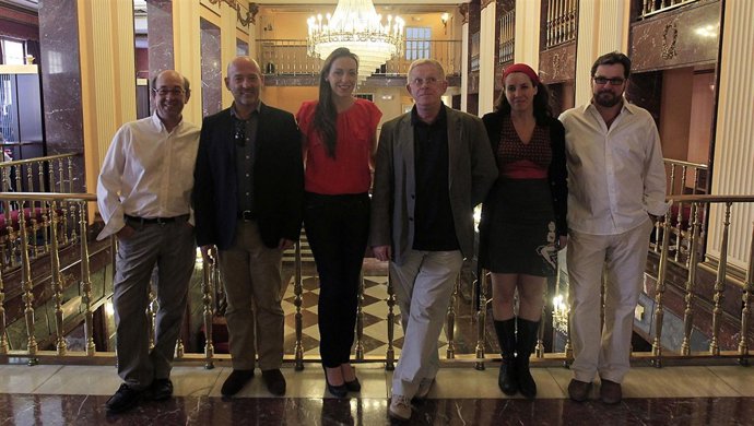 Luis Olmos Con El Equipo De 'El Trust De Los Los Tenorios' Y 'El Puñao De Rosas'