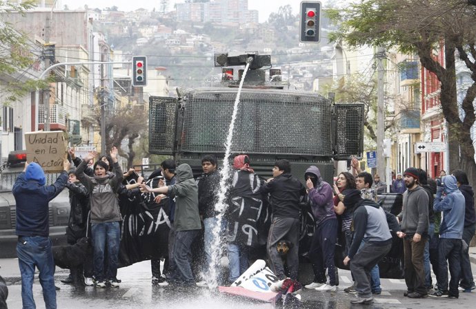 Estudiantes Chilenos Se Manifiestan Contra Las Políticas Educativas Del Gobierno