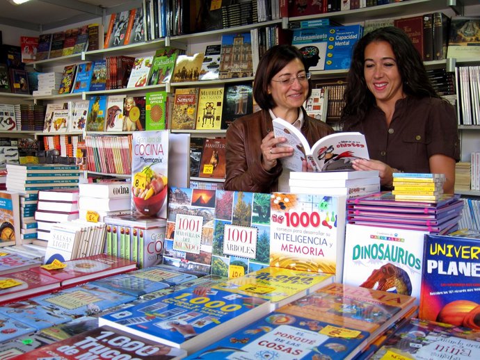 Pilar Montes Y Loli Magaña En La Feria Del Libro