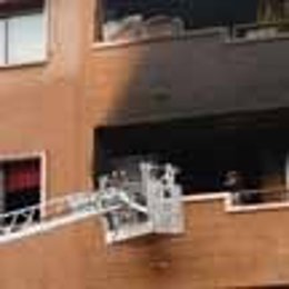 Intervención De Los Bomberos En Un Incendio De Vivienda