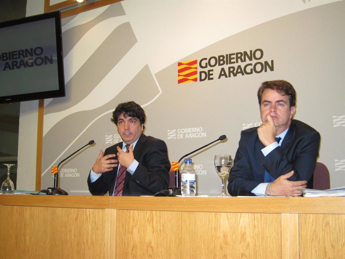 Los Consejeros Mario Garcés Y Roberto Bermúdez De Castro En La Rueda De Prensa