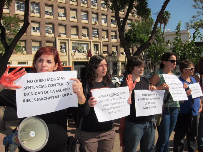 Mujeres Se Concentran A Las Puertas Palacio De Justicia Por Sentencia Del Olmo
