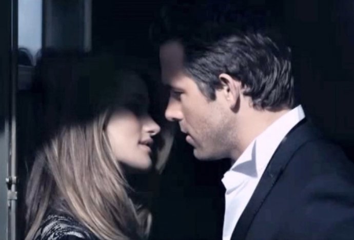 Rosie Huntington-Whiteley Y Ryan Reynolds En La Campaña De M&S 