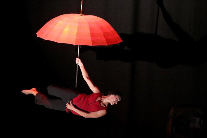 Representación Del Espectáculo De Danza En Attendant L'Inatten