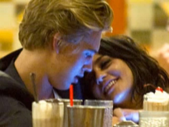 Austin Butler Y Vanessa Hudgens En Actitud Muy Cariñosa 