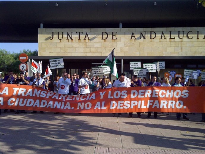 Funcinarios Concentrados Ante Torre Triana, En Sevilla
