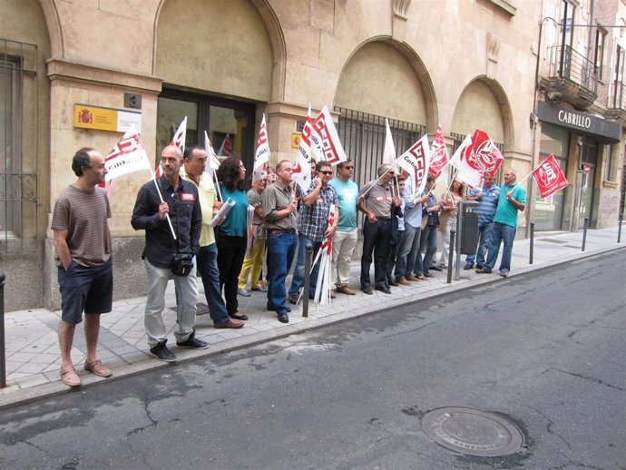 Sindicalistas A Las Puertas Del Fogasa De Salamanca