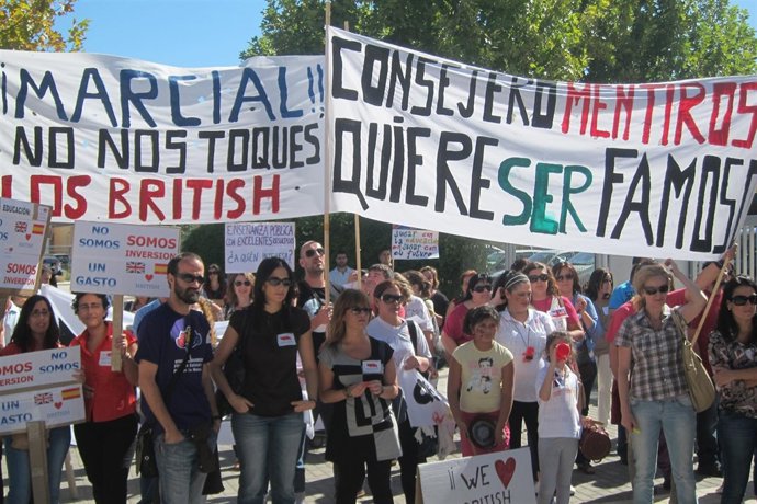 Manifestación Padres British Council Frente Consejería De Educación