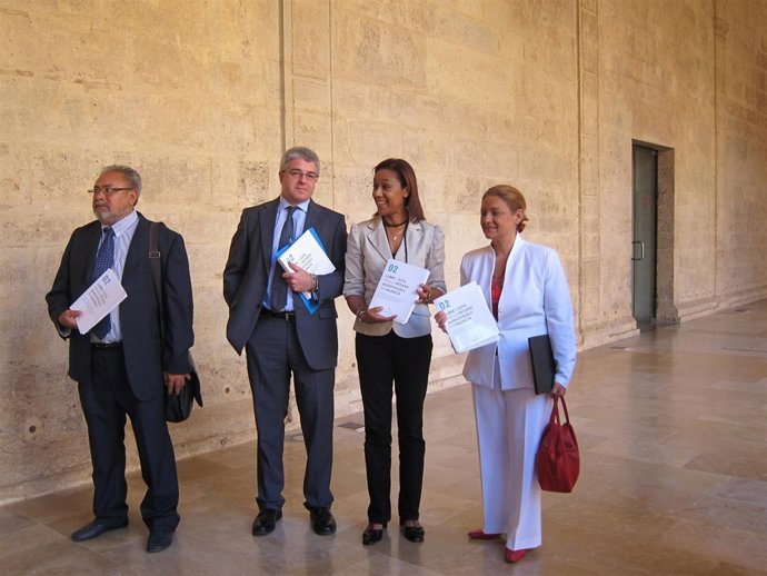 Lola Johnson Junto A López Jaraba Y Ascensión Figueres 