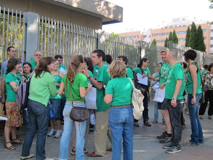 Profesores A Las Puertas De La Asamblea