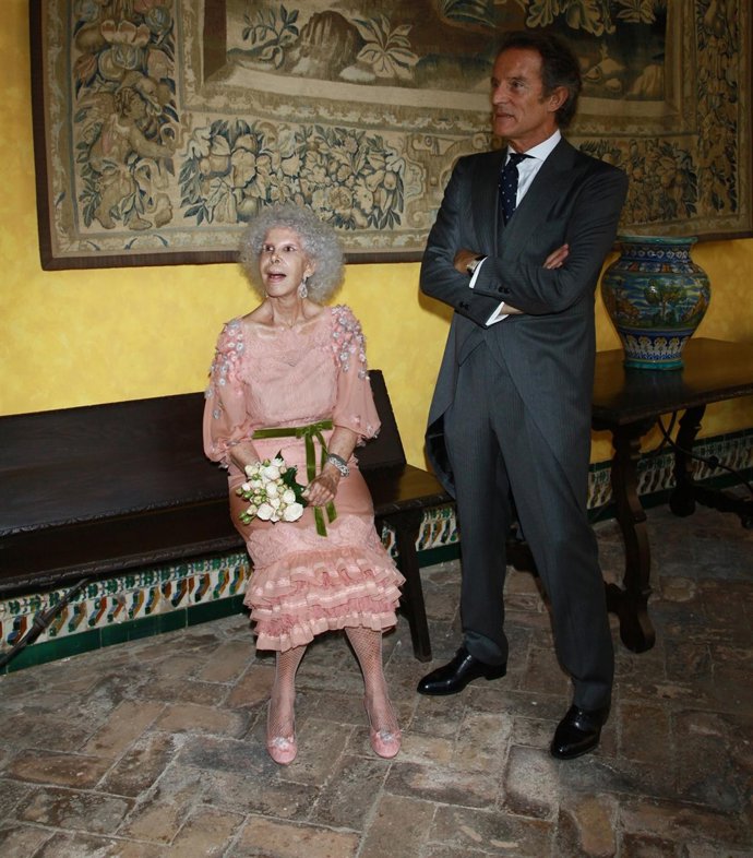 La Duquesa De Alba Y Alfonso Díez En Su Boda 