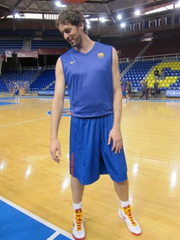 Pau Gasol En Un Entrenamiento Con El FC Barcelona Regal