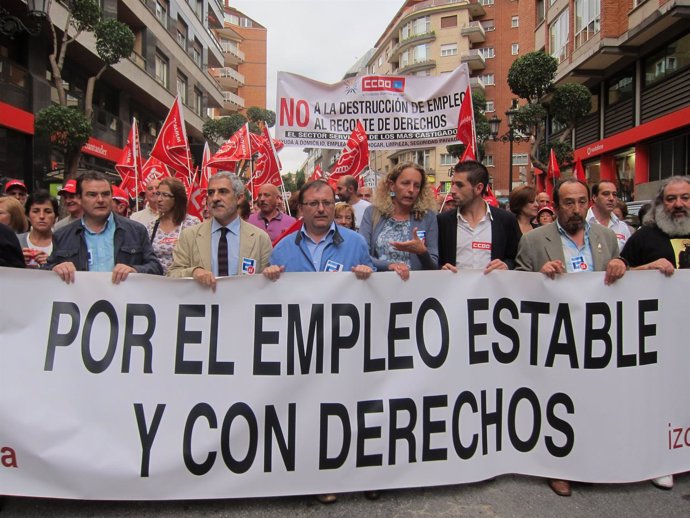 Miembros De IU Durante La Manifestación Por Un Trabajo Decente.