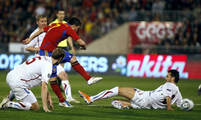 El Futbolista Español David Villa Anota El 1-1 Ante La República Checa