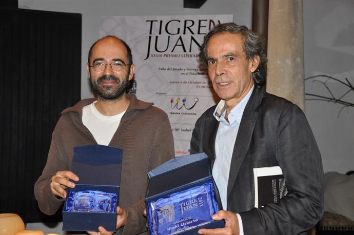 El Escrito Vasco Iñaki Uriarte Recogiendo El Premio Tigre Juan 2011