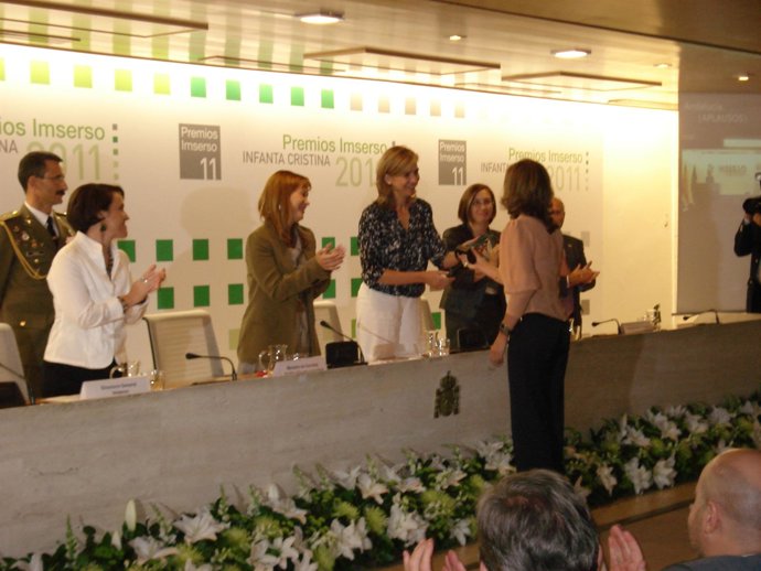 La Infanta En El Momento De La Entrega Del Premio A La Federación De Autismo 