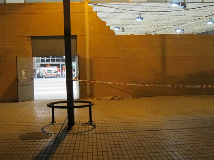 Destrozos En Una Fachada En Lorca Por El Terremoto