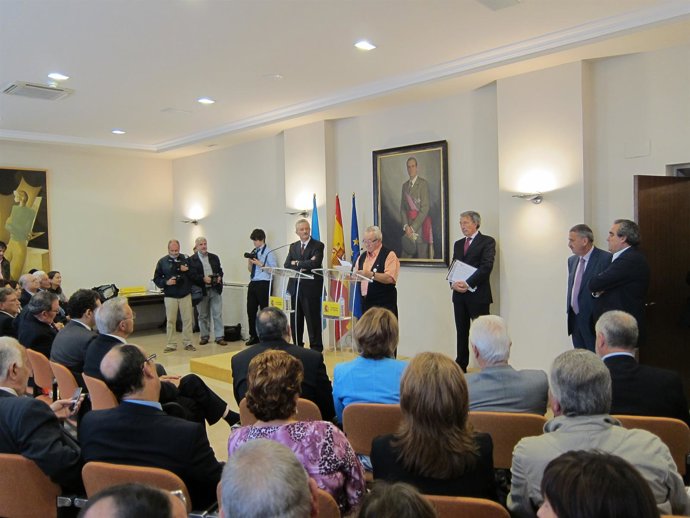 Entrega De Condecoraciones En Delegación Del Gobierno