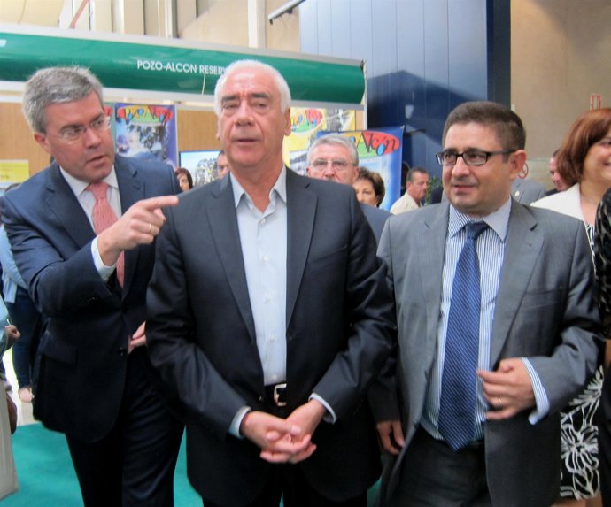 Alonso (Centro), Junto Al José Enrique Fernández De Moya Y Francisco Reyes.