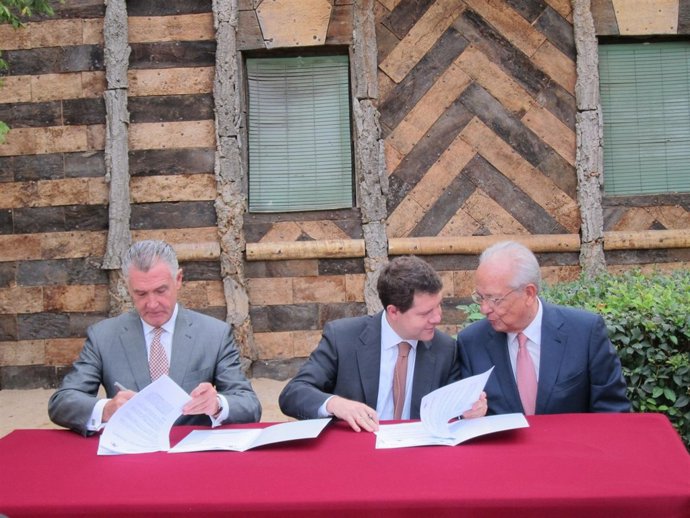 El Alcalde En La Firma Del Convenio