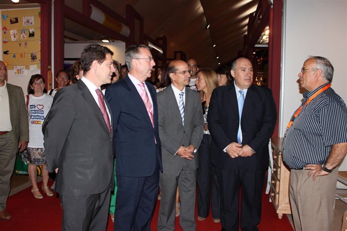 DIEGO VALLE AGUILAR VISITANDO EXPOSITORES FARCAMA