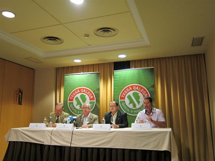 Padín, El Segundo Por La Derecha, Durante La Rueda De Prensa De Tega